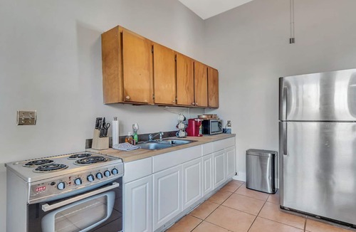 Savannah Victorian District Condo | Cozy and Comfortable, 2 bedroom, screened porch, Walk to Forsyth Park