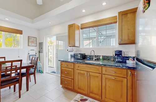 Pepeekeo Apartment | Cozy apartment on botanical estate near the ocean with WIFI & Smart TV