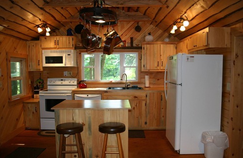 Benton House | Cozy Cabin - Your Perfect Summer Escape Awaits!