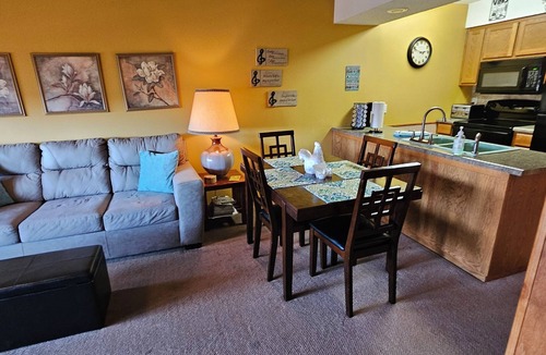 Notch Estates Condo | Cozy, Clean & Comfortable Condo, less than 2 miles to Silver Dollar City