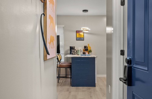 Downtown Memphis Apartment | Cozy Queen Bed + Sofa Bed Studio | Free Parking | Mins to DT | VAMC | UTHSC