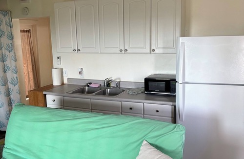 Ka'a'awa Apartment | Cozy studio in awesome Kaaawa with WiFi, AC, fitness room
