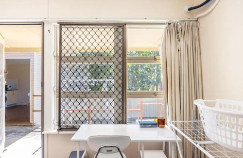 St. Lucia House | Cozy Studio near UQ Walk to Shops and Transit