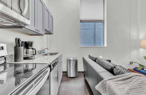 Cultural District Apartment | CozySuites Modern 1BR in Downtown Pitts 9