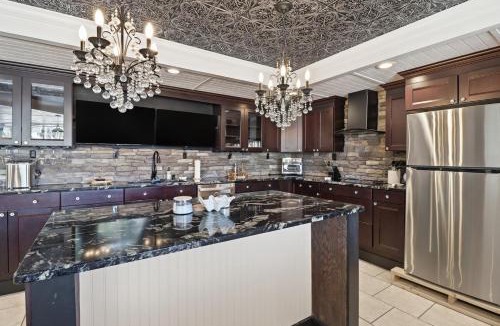 Dixie Shores House | Crystal River Waterfront 5BR w Dock - Sleeps 11 - Bayshore Getaway