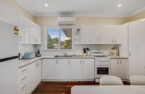 South Toowoomba House | Cute & Cuddly - Somerset Cottage