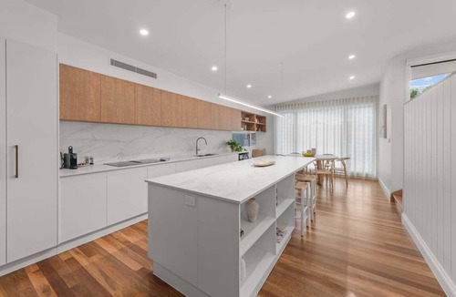 Fortitude Valley Apartment | Designer Cottage Walk to James St & The Wharves