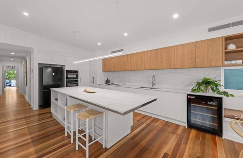 Fortitude Valley Apartment | Designer Cottage Walk to James St & The Wharves