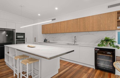Fortitude Valley Apartment | Designer Cottage Walk to James St & The Wharves