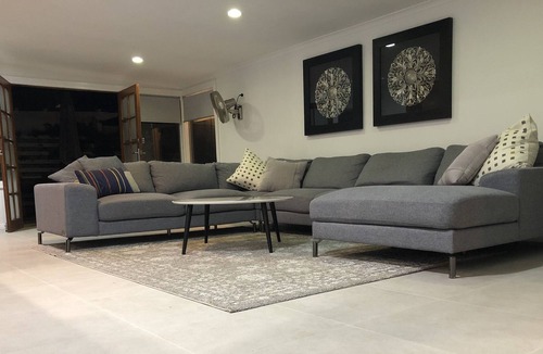Southport House | DON'T LEAVE ANYONE BEHIND! WE CAN ACCOMODATE 10!!