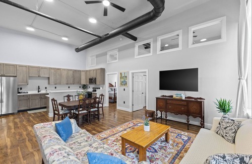 Delaware Apartment | Downtown Stay Walk to Restaurants Fast WiFi Pet Friendly
