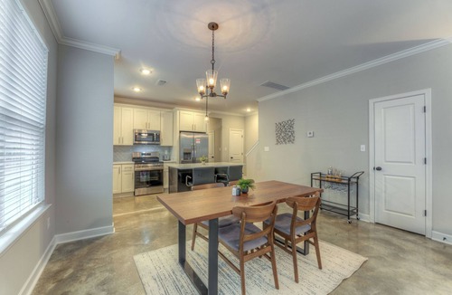 Crosstown House | Entire Cozy Duplex Ideal for Families & Groups