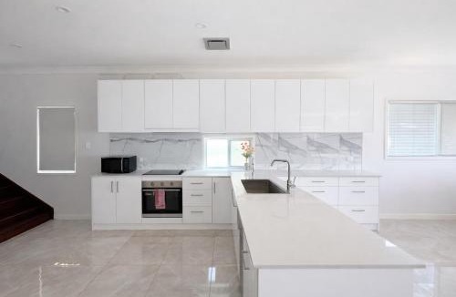 Highgate Hill House | Entire House walk to South Bank mater
