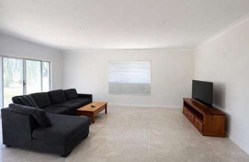 Highgate Hill House | Entire House walk to South Bank mater