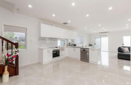 Highgate Hill House | Entire House walk to South Bank mater