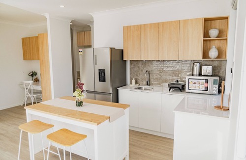Banora Point Apartment | Entire unit 04 KS BEDS 2 Rooms with Kitchenette. 11 Kms to Goldcoast Airport