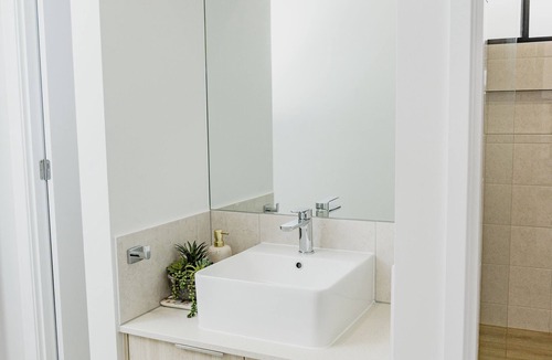 Banora Point Apartment | Entire unit 04 KS BEDS 2 Rooms with Kitchenette. 11 Kms to Goldcoast Airport