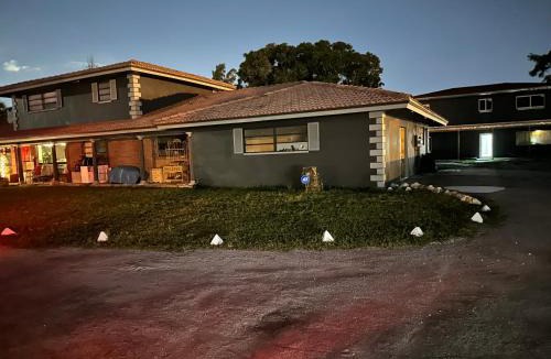 Survey Creek House | Exec Suites in Estate Guest House Men only near Ocean