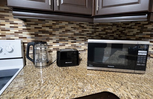 Windsor House | Executive 2BR Lower Suite · Private & Spacious/Near US Border