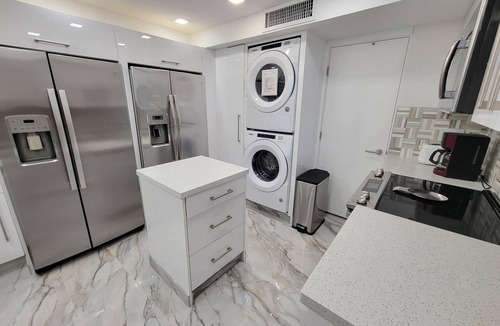 Mid Beach Apartment | Executive Large 5 Bedroom Bachelorette Dream Vacation - 807