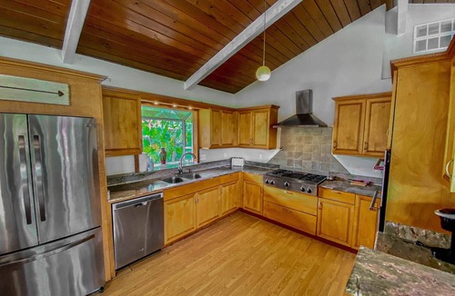 Kahaluu Bay House | Fabulous 7 bedroom for 23 near Magic Sands Beach!