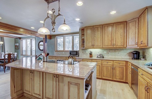 Three Peaks House | Falcon's Nest Retreat | Private Hot Tub, Amazing Views, Balcony & Grill