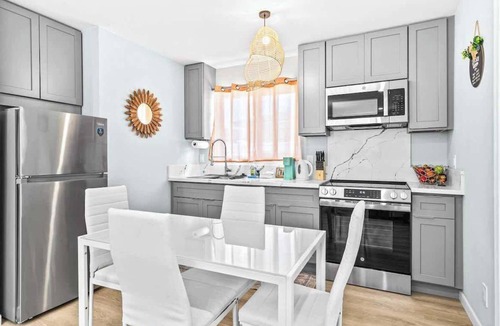 McCully - Moiliili House | Family-friendly 2BD 2BA 2 Parkings Honolulu Home