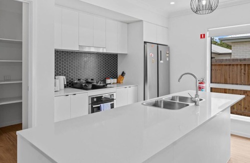 Greenbank House | Family-Friendly 4BR Home with 3 Bathrooms & A/C