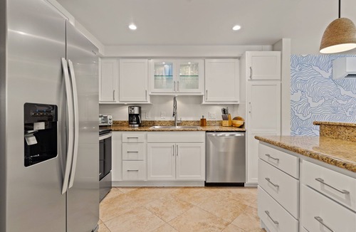 Kihei Condo | Family friendly condo, bright and beachy, walk to the beach! AC, pool, hot tub!