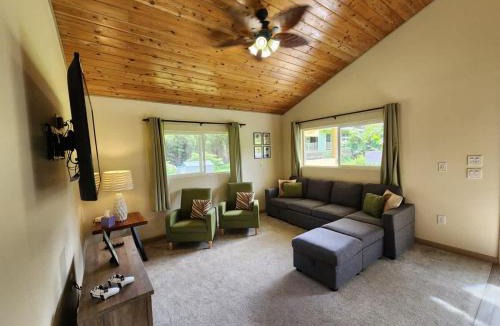 Mountain View House | Family Friendly Oasis- Firepit-Puzzles-Breakfast