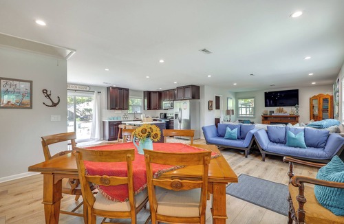 Myrtle Grove Cottage | Fenced Yard! Family Getaway 6 Mi to Carolina Beach