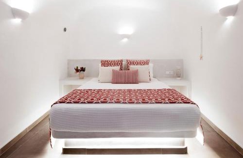 Finikia Villa | Finikia -Foinikia - Luxury Cave - A Wonderful 2 Bedroom Villa - Hot Tub