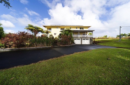 Pepeekeo House | Five or more Bedroom House, Perfect for Families and groups