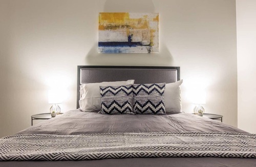 Downtown Kansas City Apartment | Frontdesk | Central 1BR + Balcony Near City Market