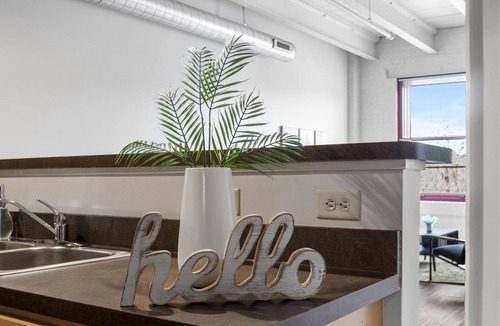 North Shore Apartment | Frontdesk | Modern 2 BR in Troy Hill