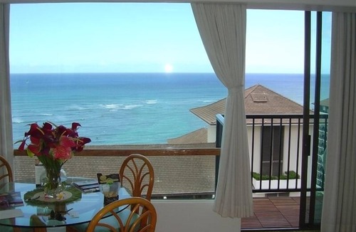 Waikiki Condo | Full Ocean View - Steps to the Beach! Free Parking and Wi-Fi