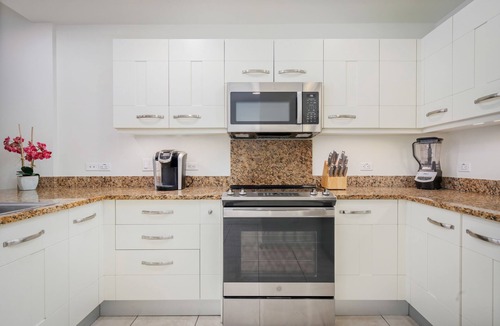 Kahaluu-Keauhou House | FULLY RENOVATED UNIT. 3 BDRM, 3 BATH SLEEPS 8. PERFECT FOR GRANDPARENTS
