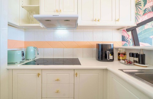 Miami Apartment | GC Marathon Base, Sleeps 8, Pool, Spa, BBQ,Parking