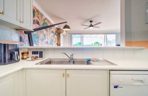 Miami Apartment | GC Marathon Base, Sleeps 8, Pool, Spa, BBQ,Parking