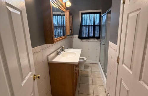 Bensalem House | Get Away Casino is a Cozy 2-bedroom house in enchanting Bensalem with AC.