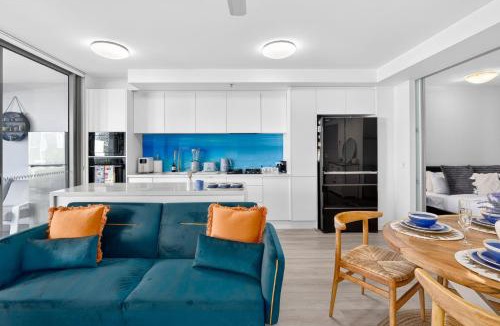 Labrador Apartment | Gorgeous and Spacious 2BR Beach Apt with Pool, Parking and Gym