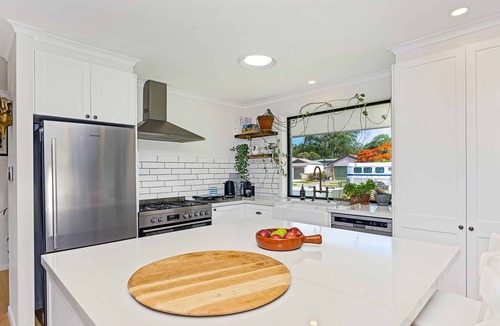 Ocean Shores House | Grasmere - NEW luxury Byron home-walk to beach & river.