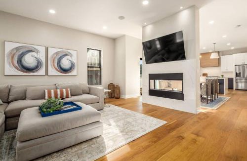 Italian Village House | High End New Build, Rooftop Hot Tub, City Views