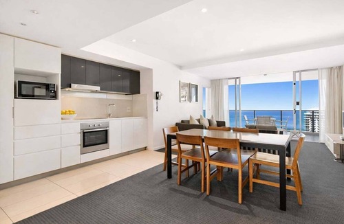 Surfers Paradise Resort | High-Floor Hilton 2BR w/Ocean Views & Pool