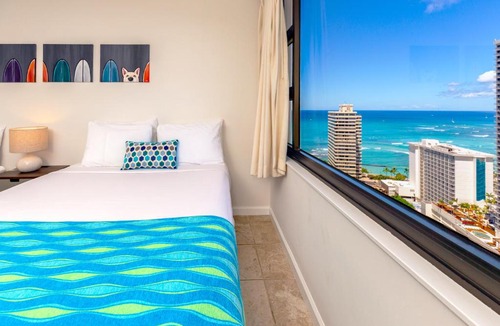 Waikiki Apartment | High-floor stylish ocean view condo with parking