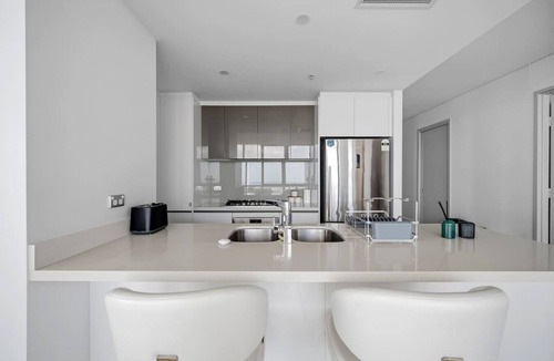 Southport Apartment | High-Level Ocean View 3BR/2BA Apt | Free Parking