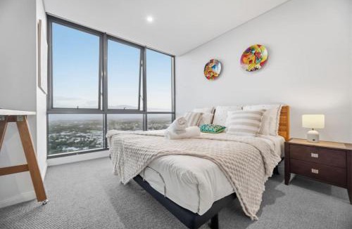 Southport Apartment | High Level Ocean View 3 Bedroom 2 Bathroom Apartment with Free Parking