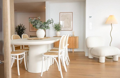 Broadbeach Apartment | High-Rise Luxury Ocean Views, Sauna & Pool