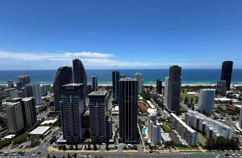 Broadbeach Apartment | High-Rise Luxury Ocean Views, Sauna & Pool