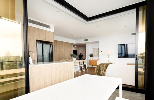 Broadbeach Apartment | High-Rise Luxury Ocean Views, Sauna & Pool